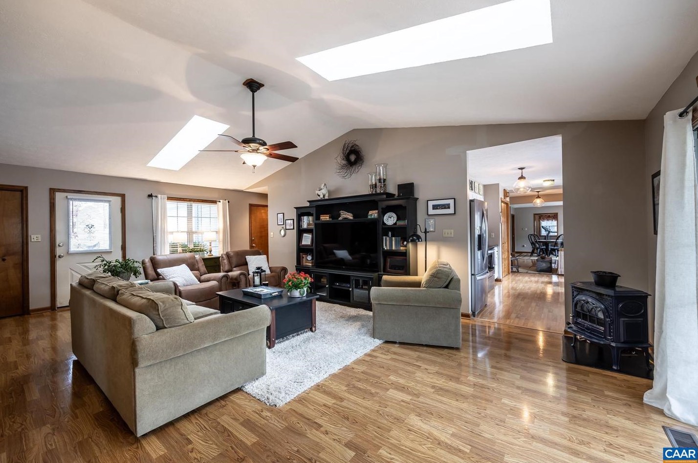 447 Jefferson Dr, Bybee, VA 22963-2809