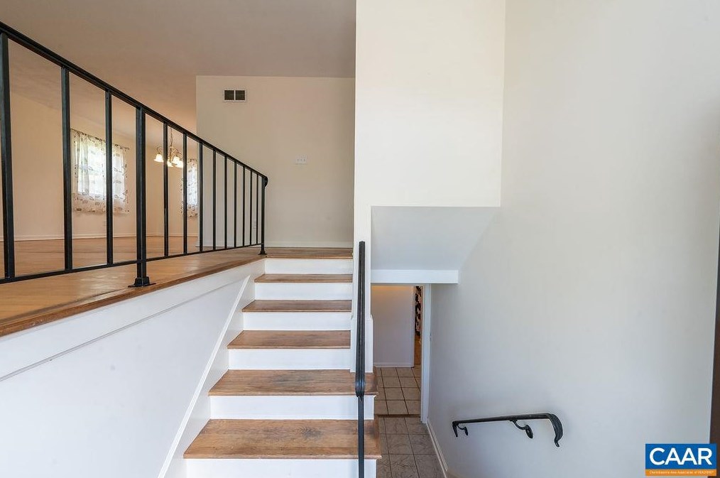 2004 Jefferson Ct, Charlottesville, VA 22911-9133