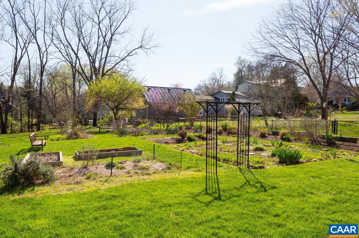 200 Douglas Ave, Charlottesville VA  22902-5768 exterior