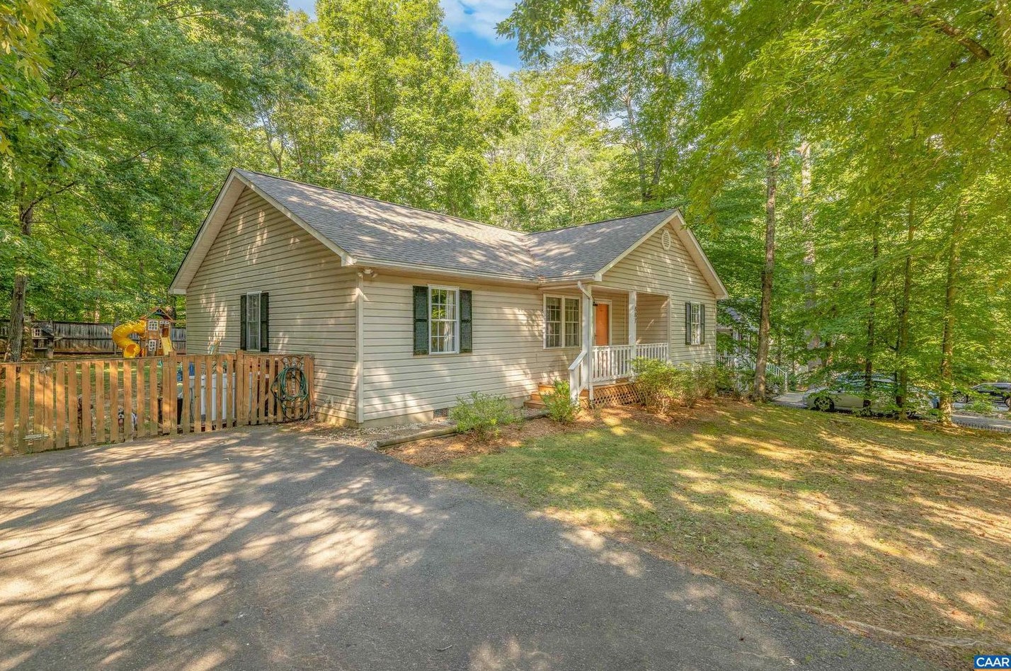 887 Jefferson Dr, Bybee, VA 22963