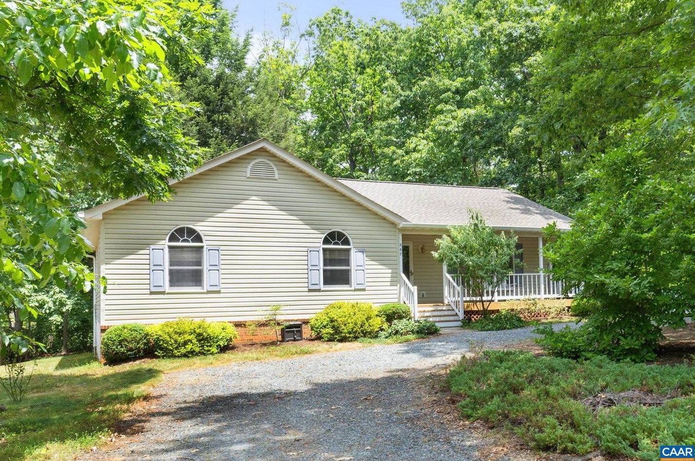 667 Jefferson Dr, Bybee, VA 22963