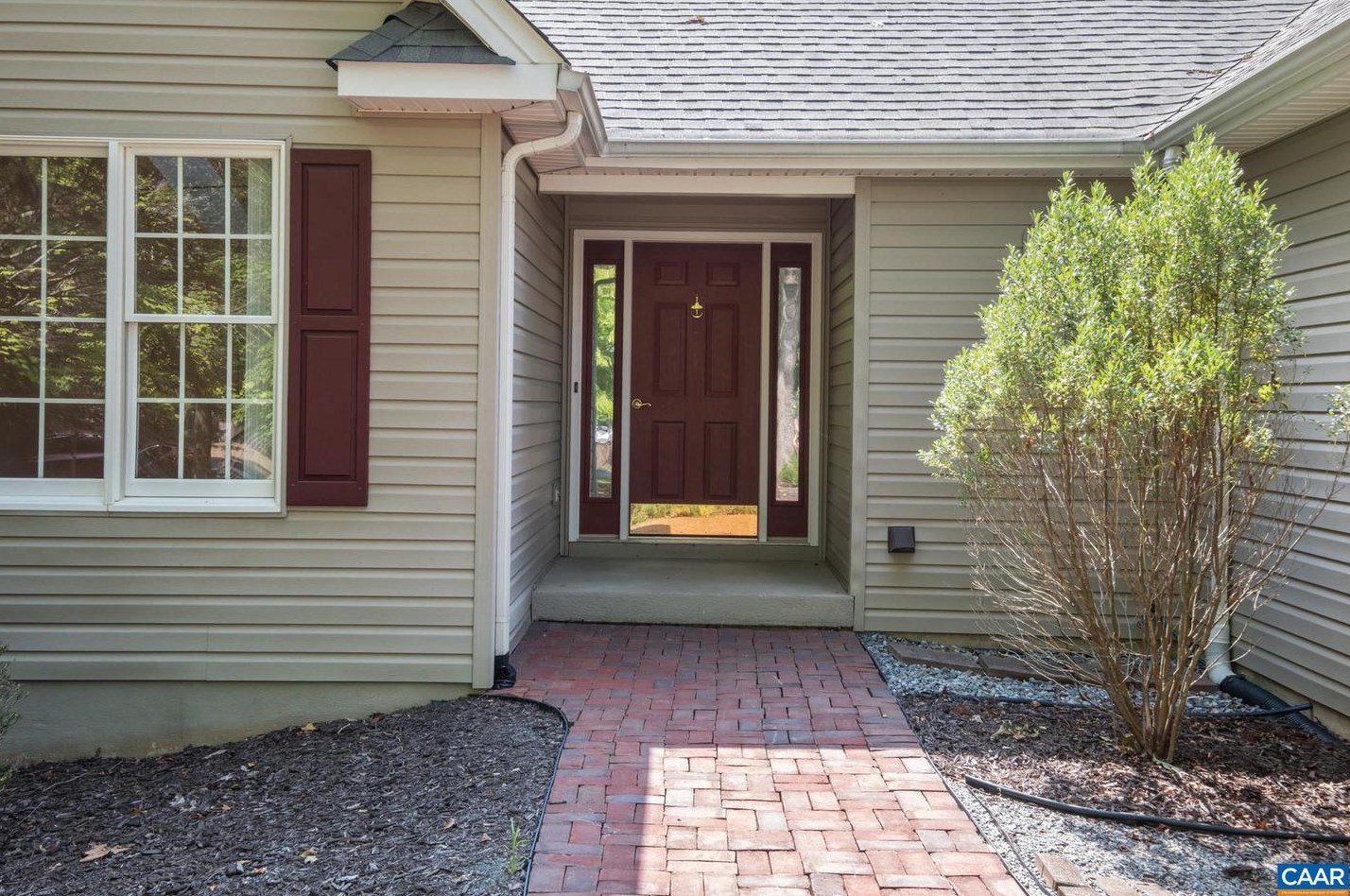 21 W Lake Forest Dr, Bybee, VA 22963