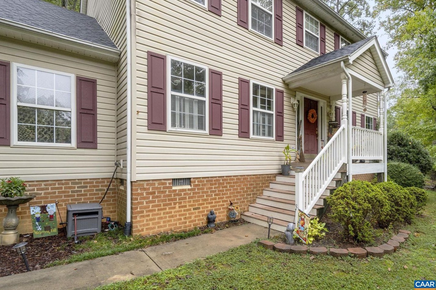 14 Woodlawn Dr, Bybee, VA 22963-2730