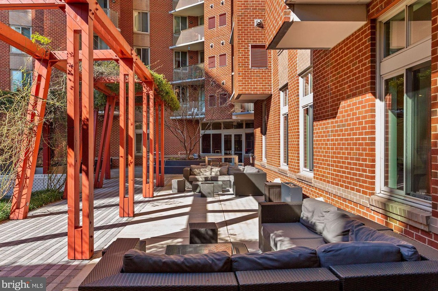 1000 New Jersey Ave, Washington DC  20003-3312 exterior