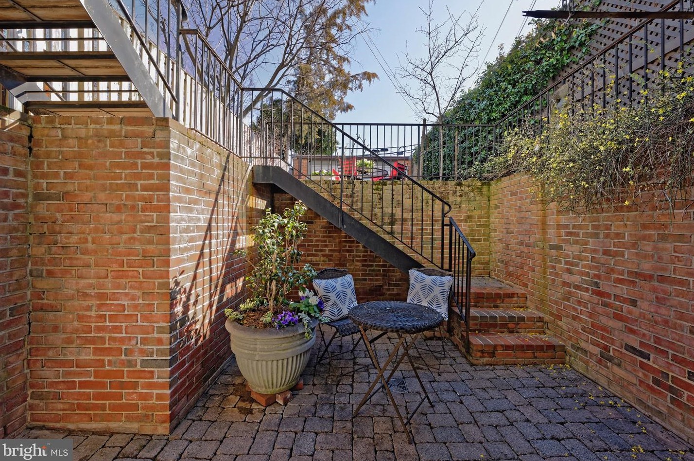 633 A St, Washington DC  20003-1224 exterior