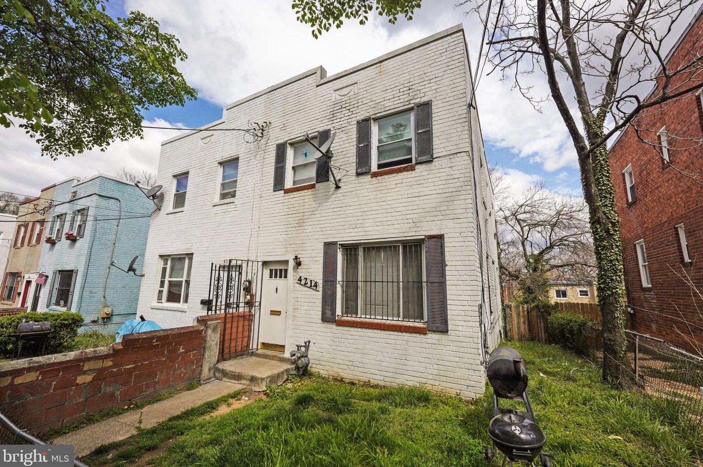 4214 Edson Pl, Washington, DC 20019-8022