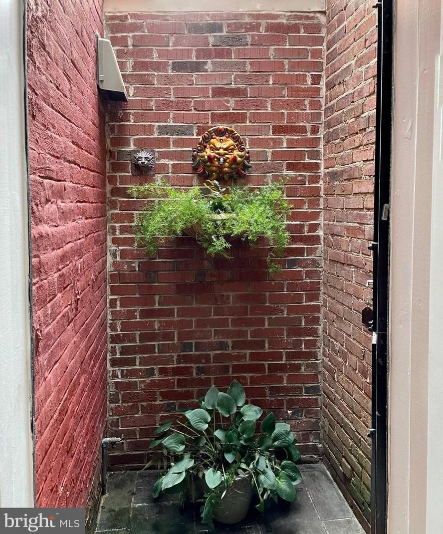 23 7 St, Washington DC 20003-4419 exterior