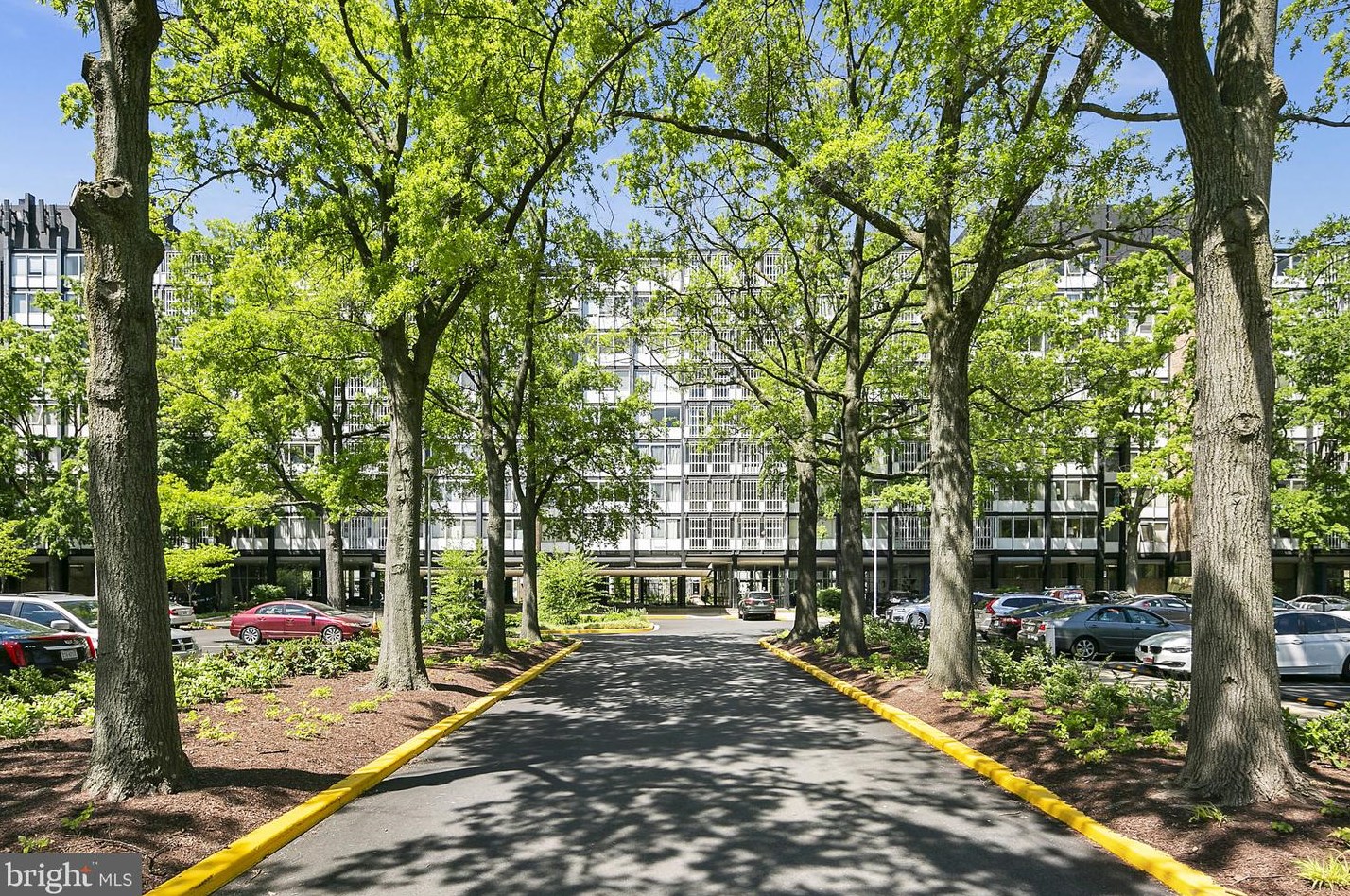 1311 Delaware Ave, Washington DC  20024-3930 exterior