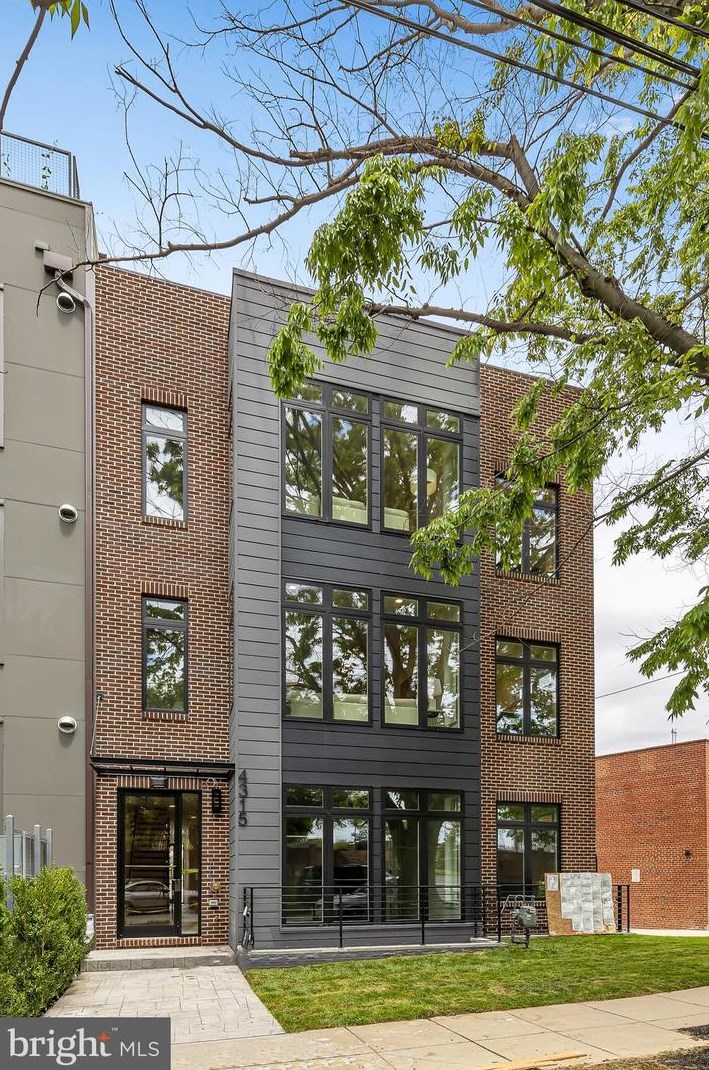 4315 Harrison St, Washington, DC 20015-2123