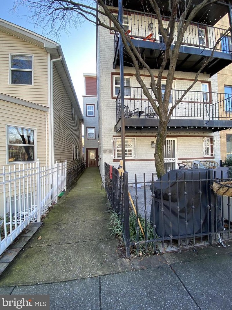 754 Park Rd Nw #2, Washington, DC 20010