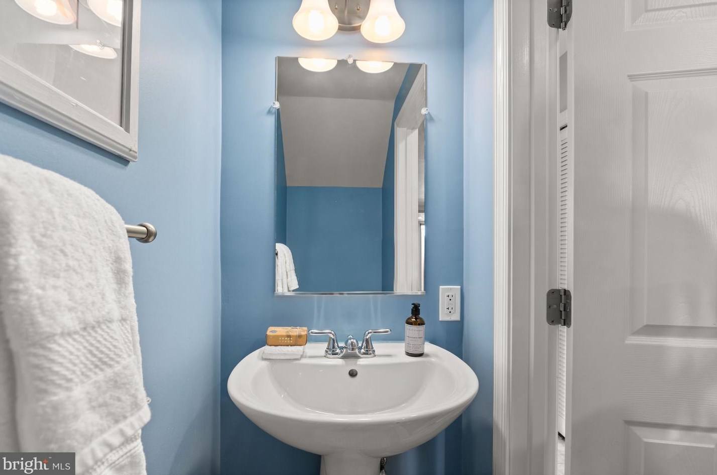 1379 F St, Washington DC  20002-5419 exterior