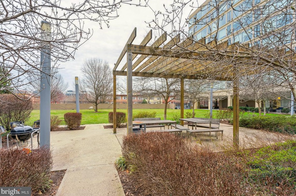 1101 3rd St, Washington DC 20024-4418 exterior