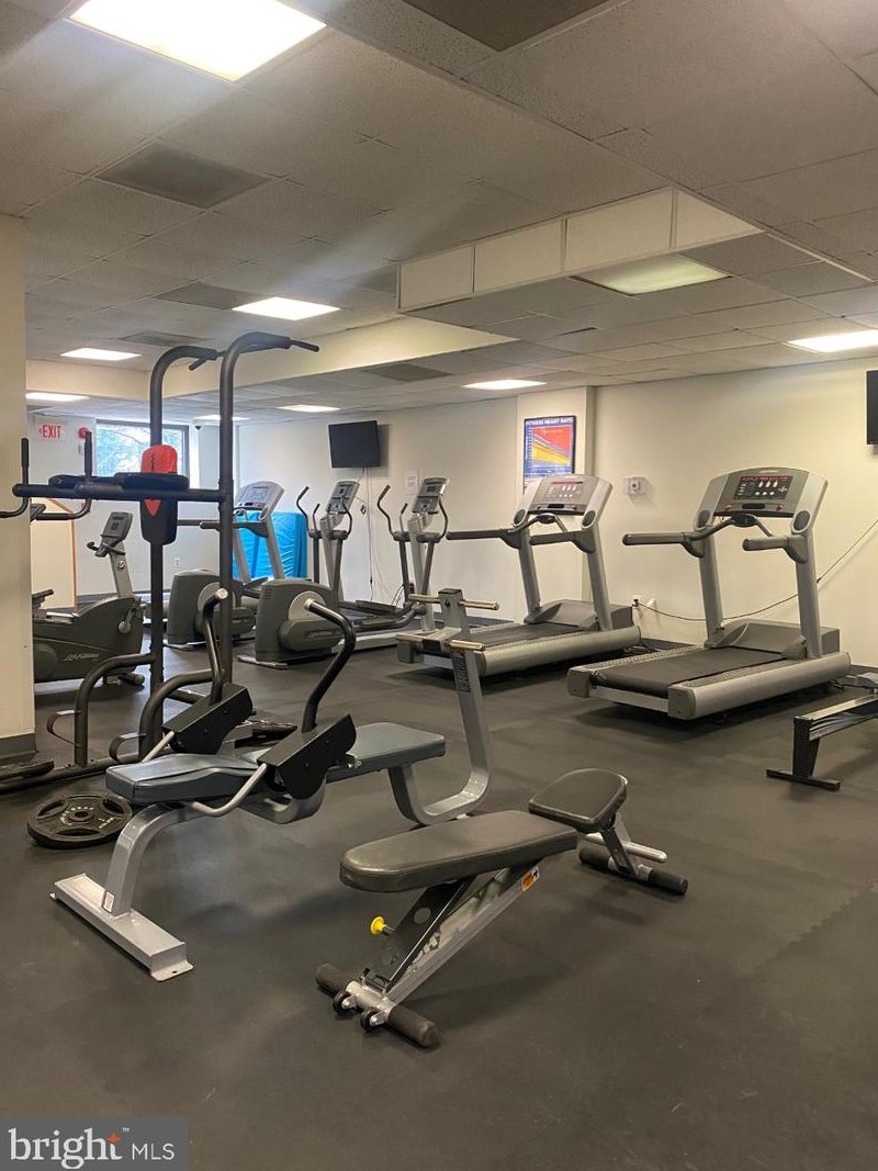 2111 Wisconsin Ave, Washington DC  20007-2274 exterior