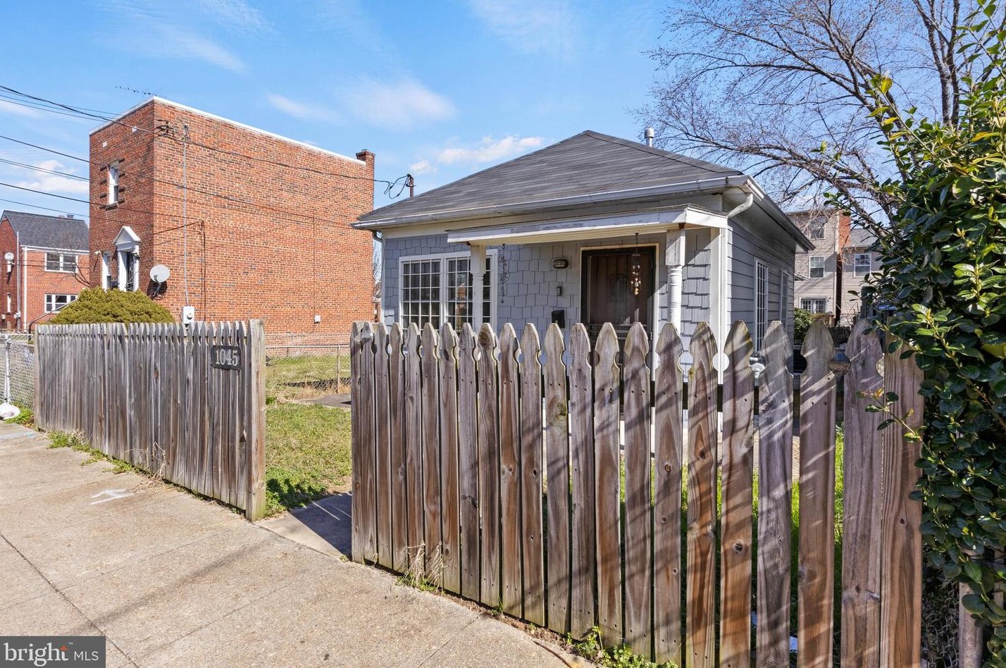 1045 47th St, Washington, DC 20019-3910