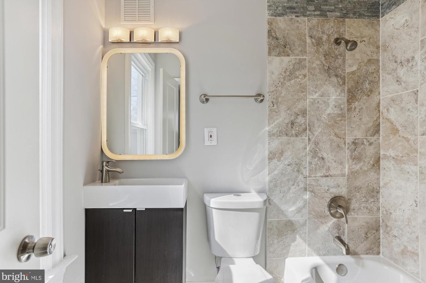 1926 17th St, Washington DC  20020-4704 exterior