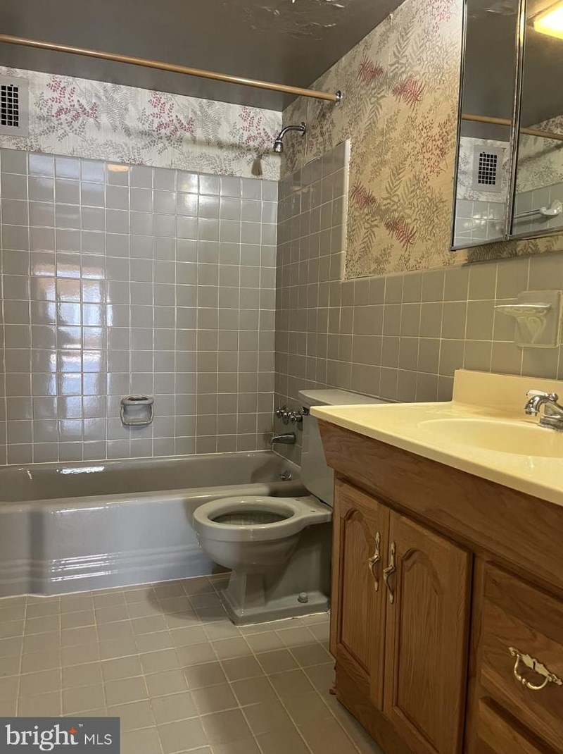 4201 Cathedral Ave, Washington DC  20016-4901 exterior