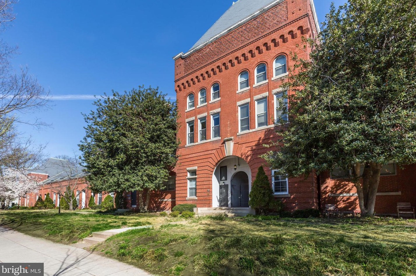 1418 Capitol St, Washington, DC 20003-1571
