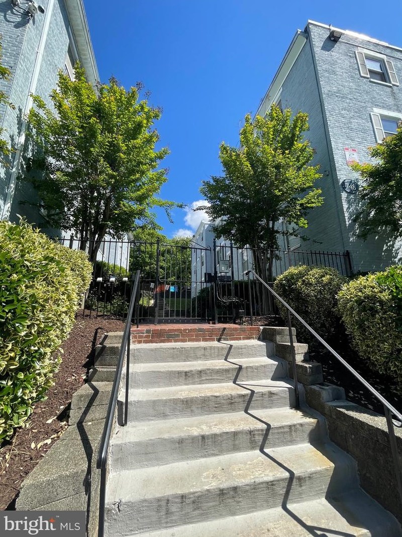 748 Brandywine St Se #204, Washington, DC 20032