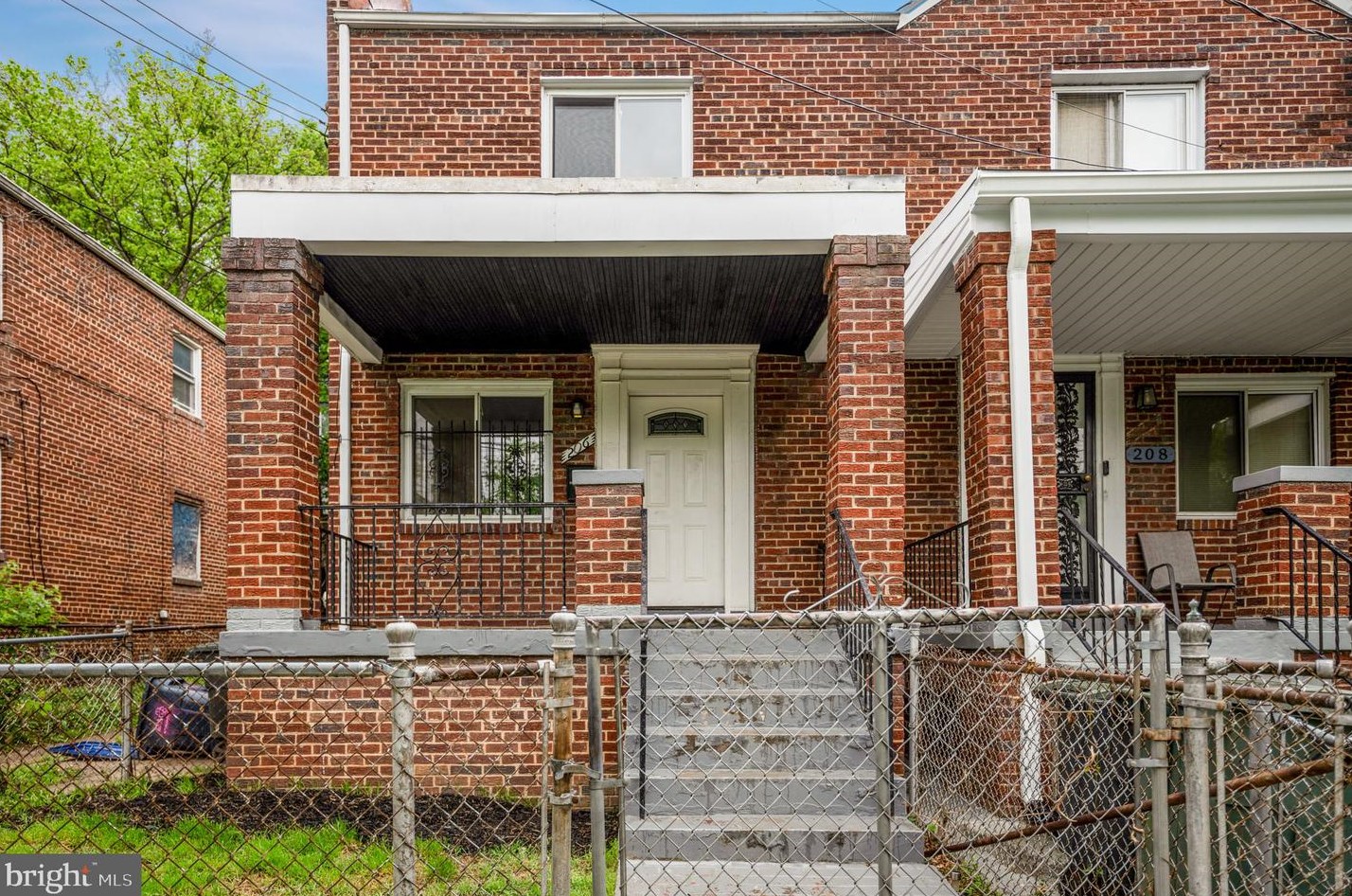 206 36th St, Washington, DC 20019-7178