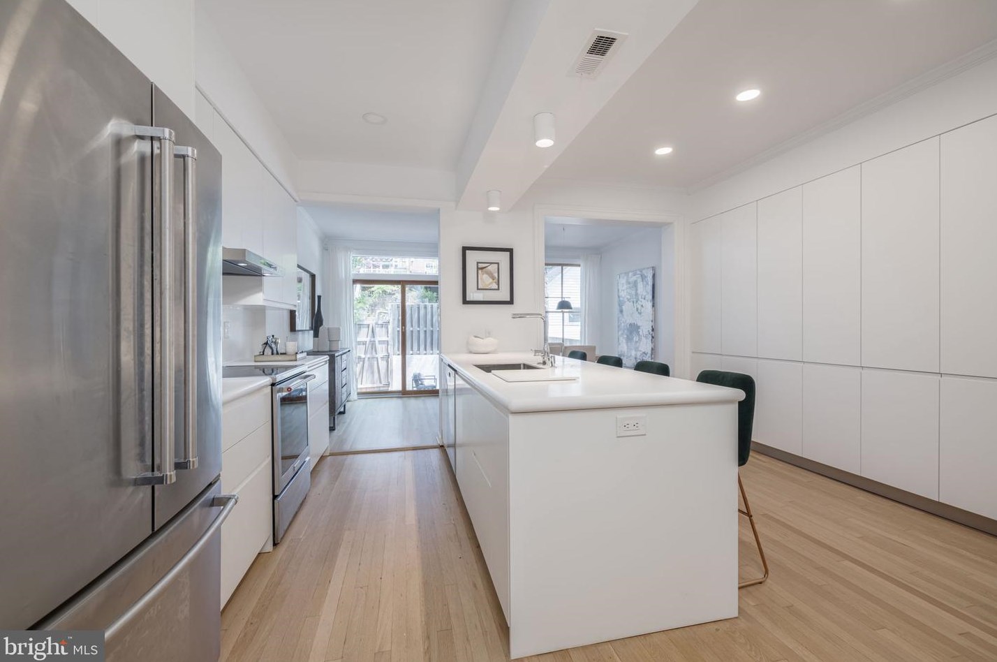 3843 Beecher St, Washington DC 20007-1802 exterior