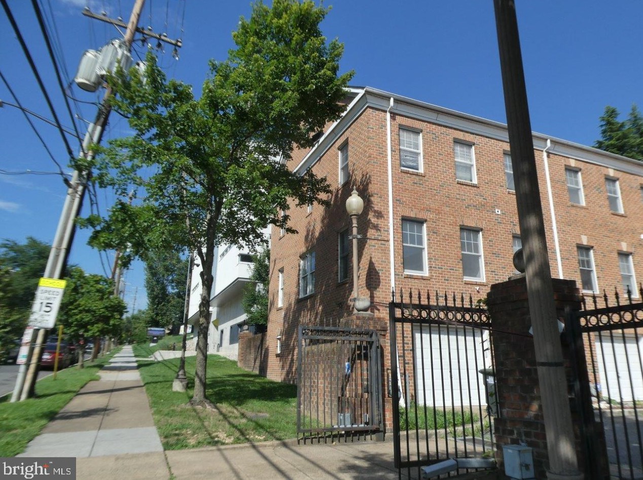 883 Barnaby St Se, Washington, DC 20032