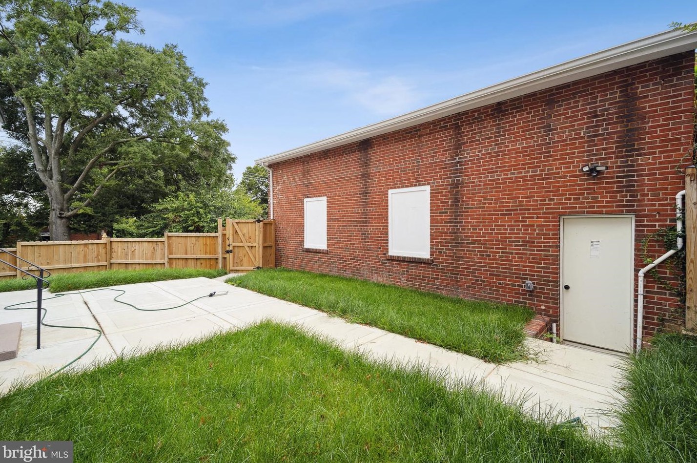 5010 Brooks St, Washington DC  20019-5318 exterior