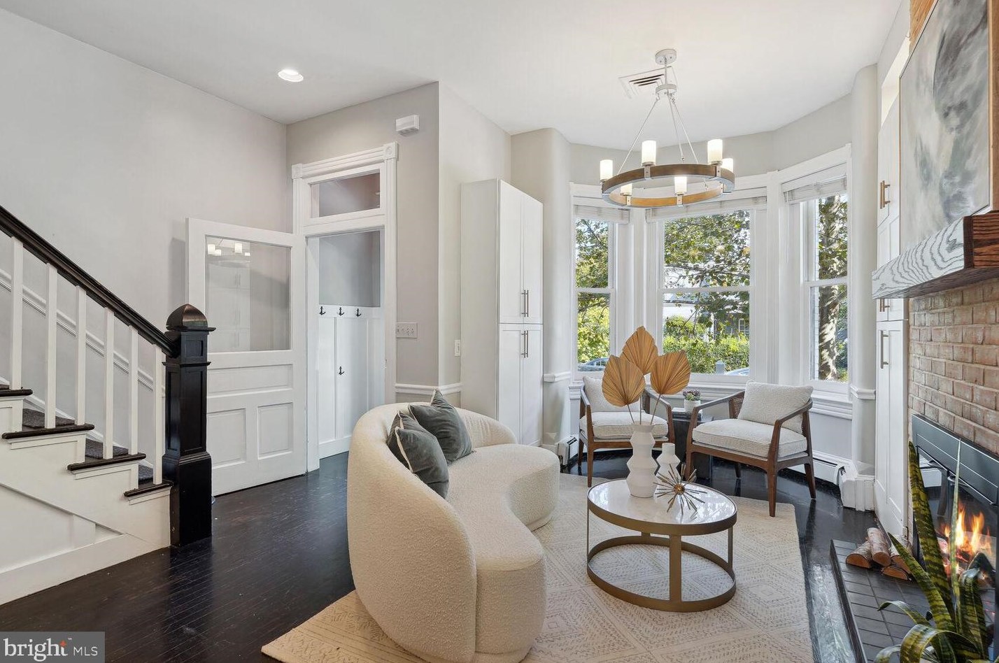 547 4th St, Washington, DC 20003-4222