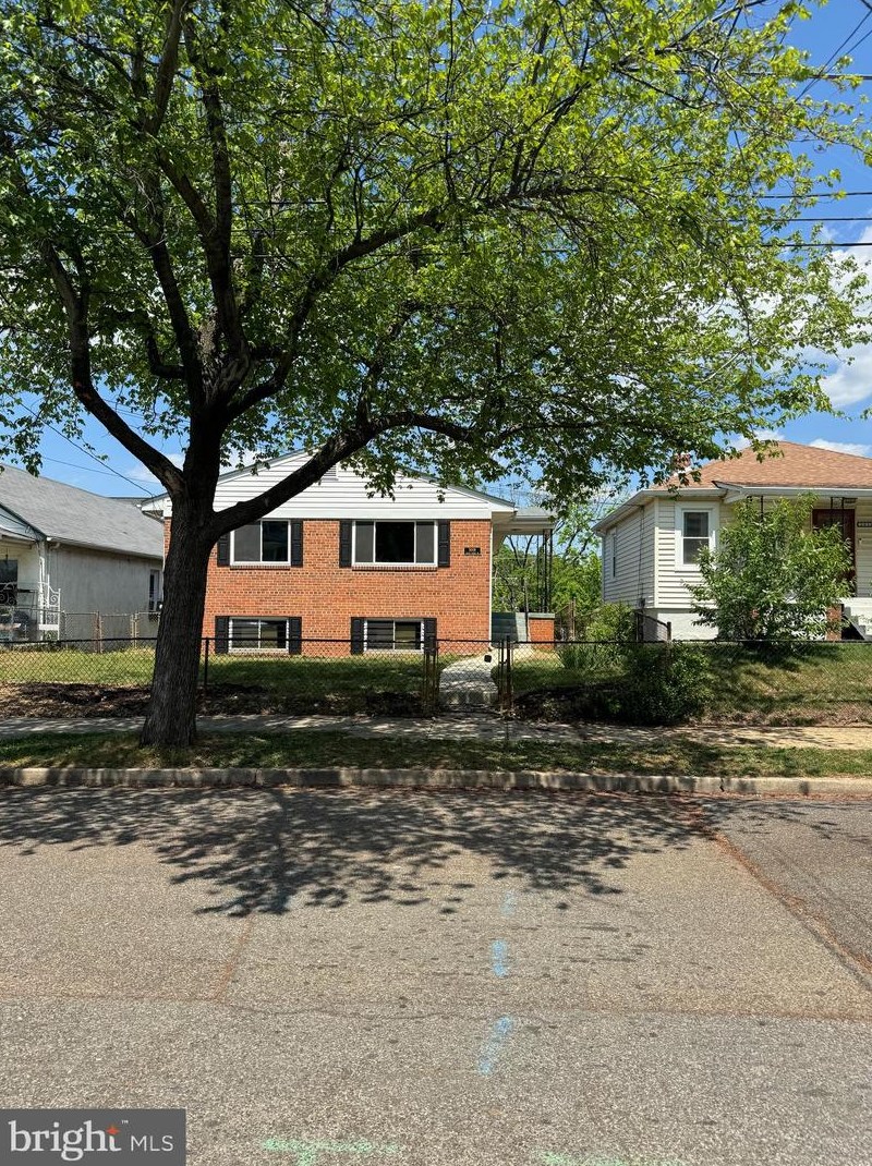 5008 Meade St, Washington, DC 20019-4045