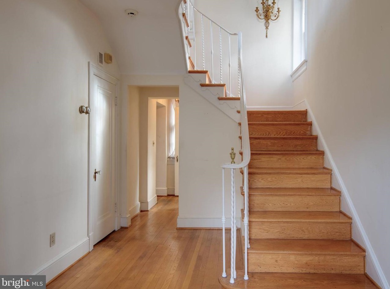 2701 35th Pl, Washington, DC 20007-1408