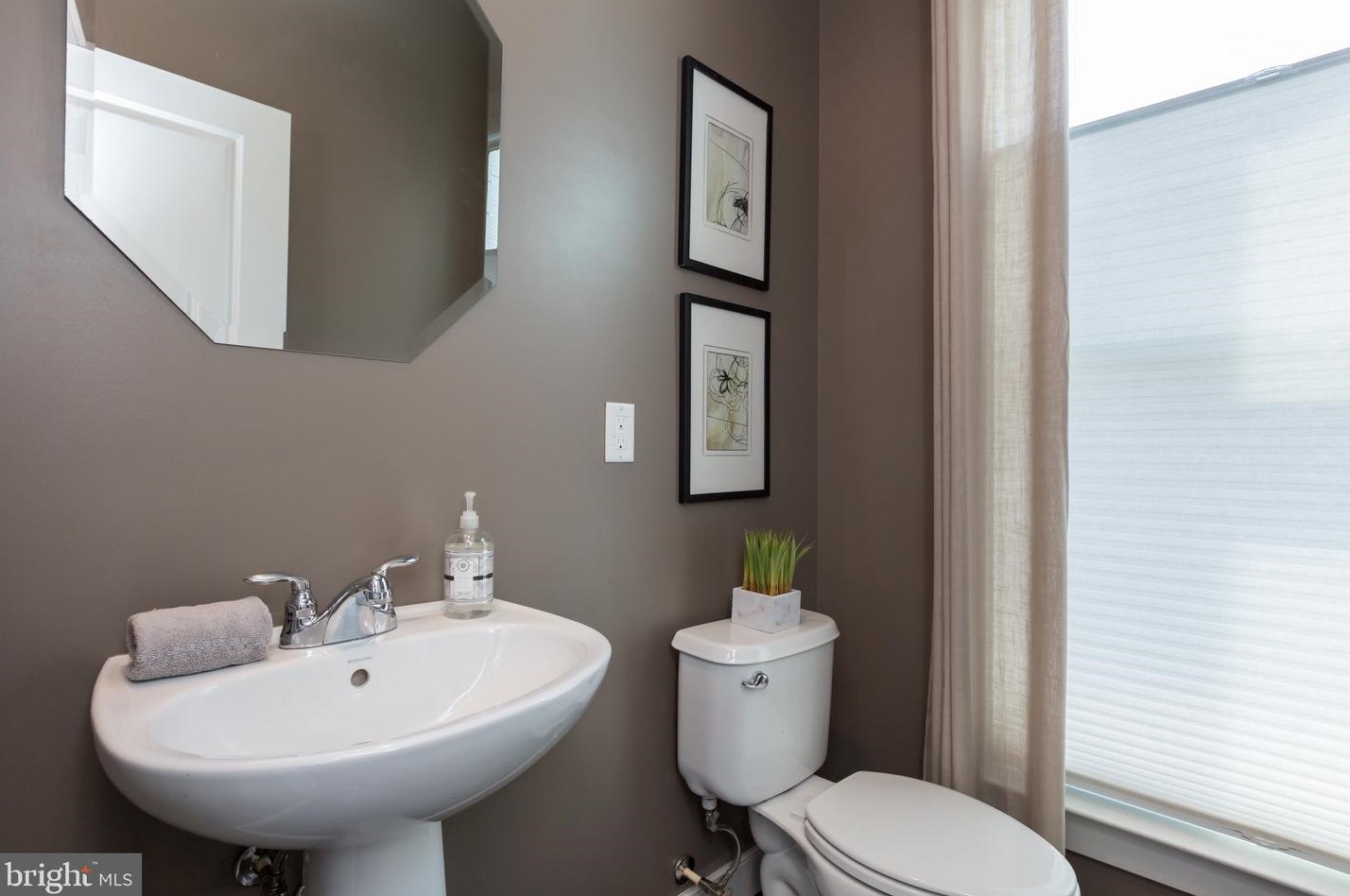 926 4 St, Washington DC 20003-3461 exterior