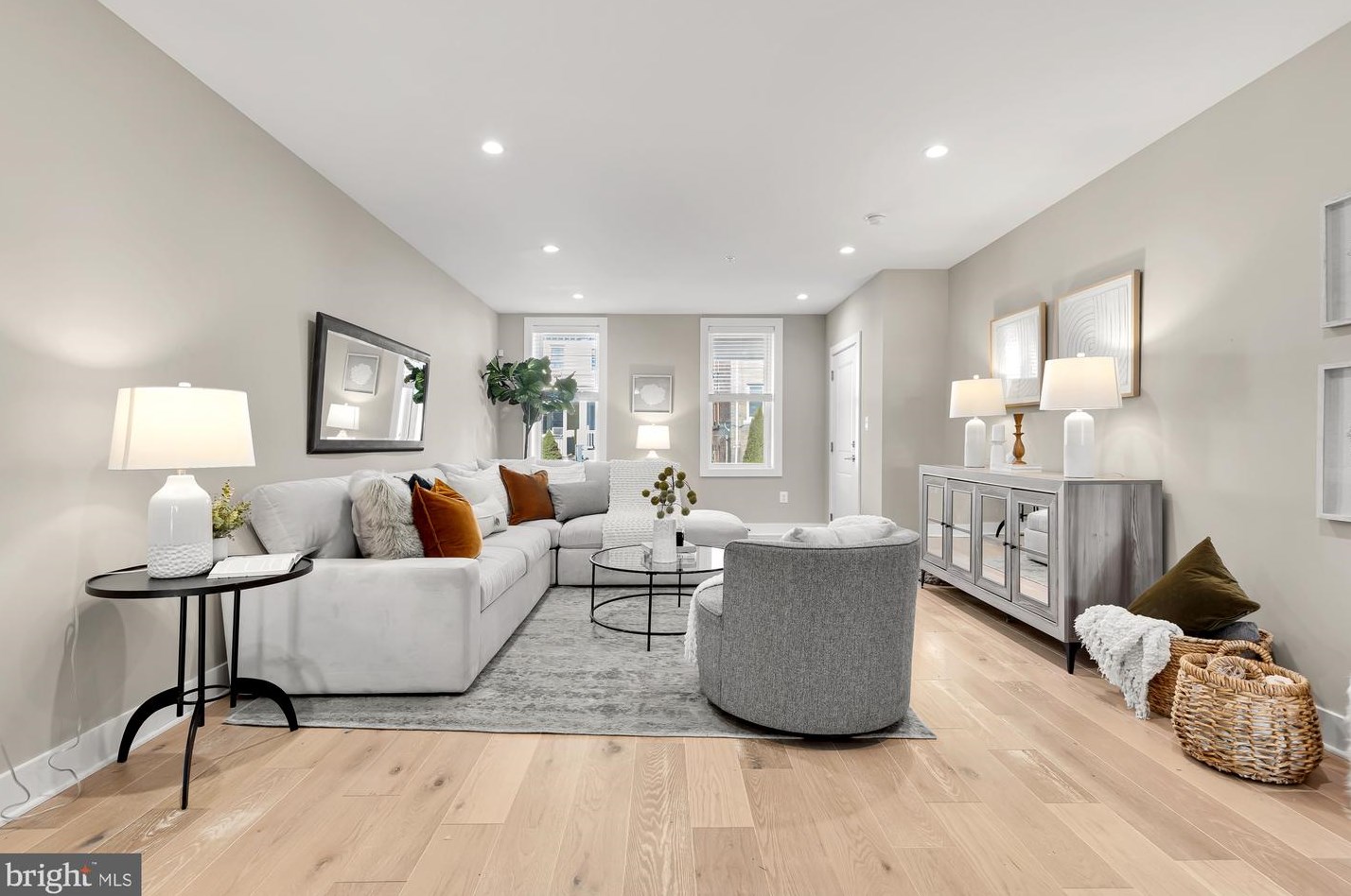 430 Kenyon St, Washington, DC 20010-2915