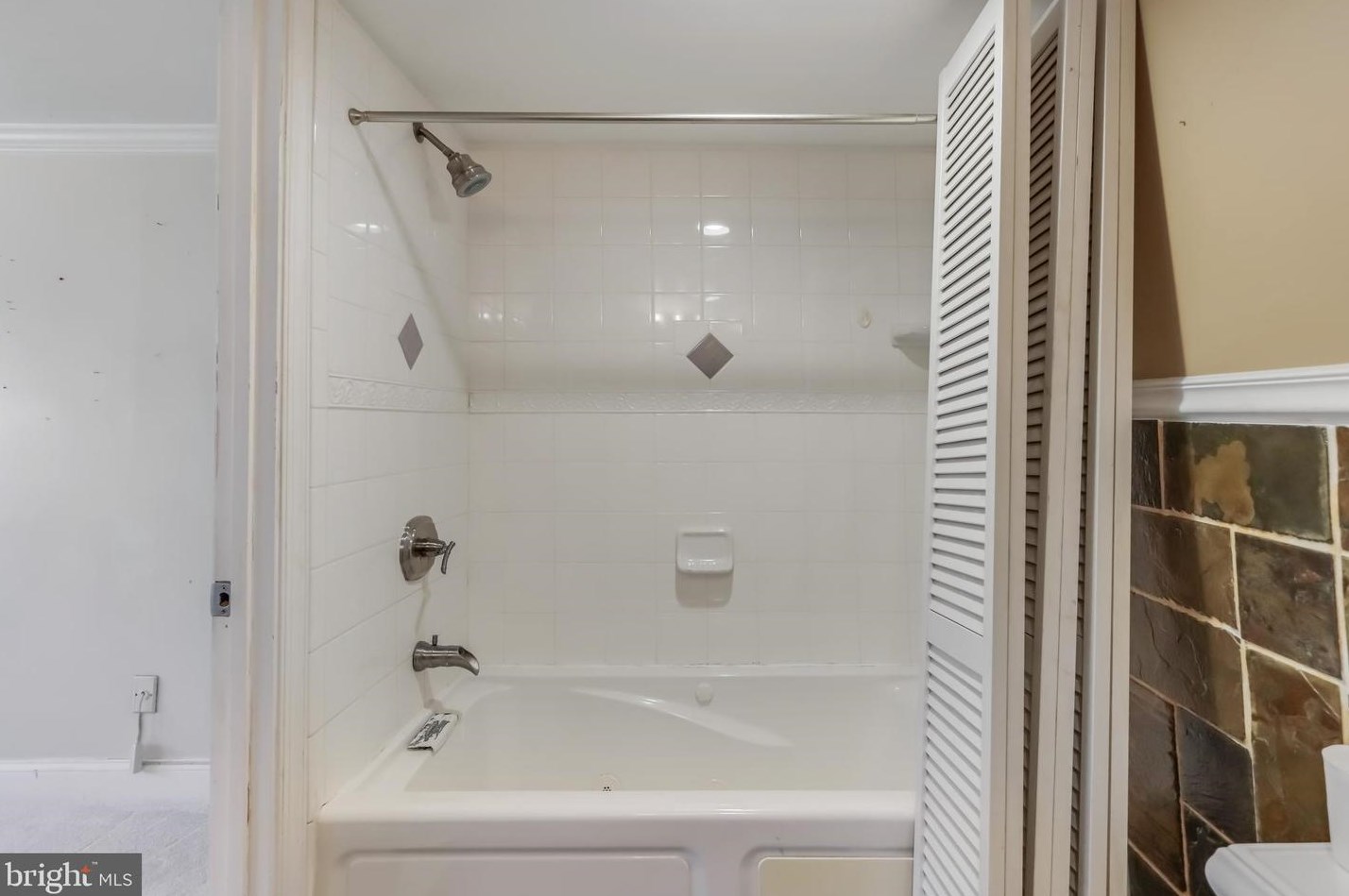 3111 Hawthorne Dr, Washington DC 20017-1040 exterior