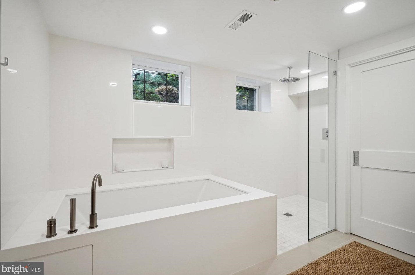 3203 Cleveland Ave, Washington DC 20008-3401 exterior