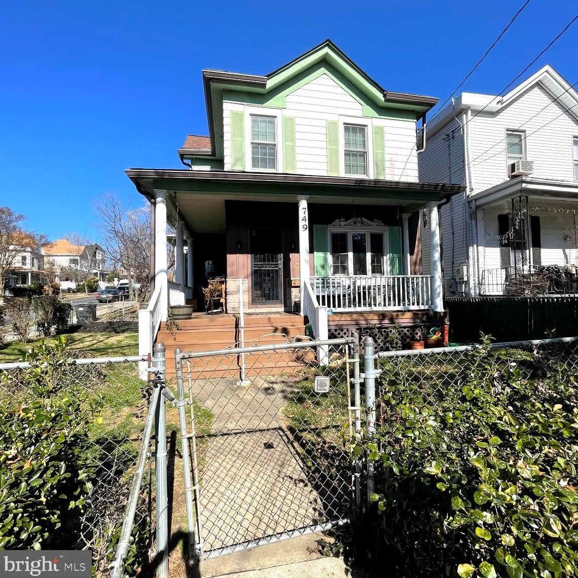 749 Varnum St, Washington, DC 20011-7229