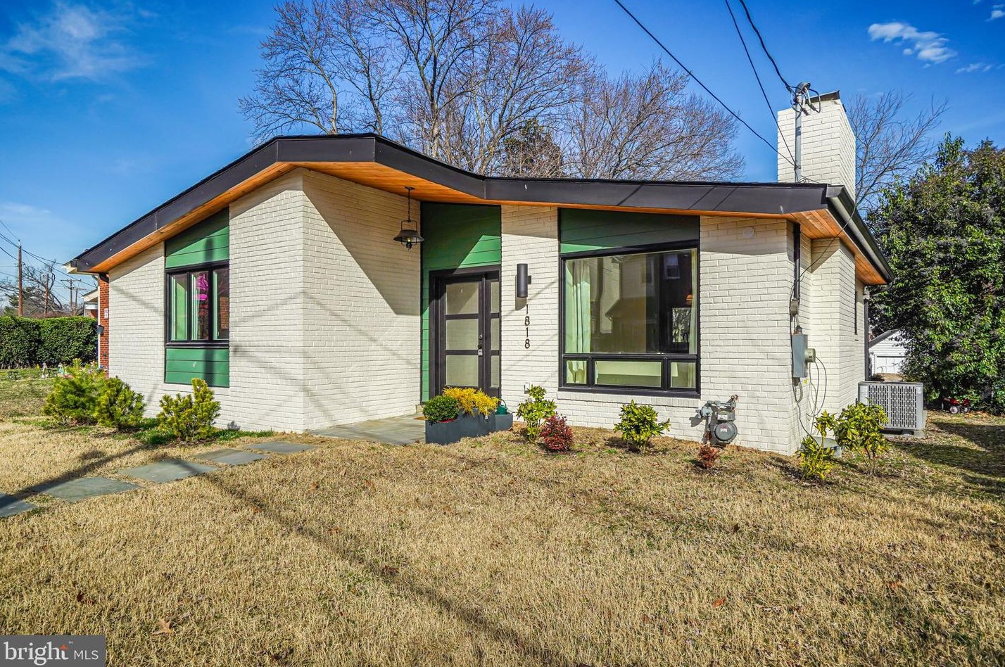1818 Bunker Hill Rd, Washington, DC 20018-3220