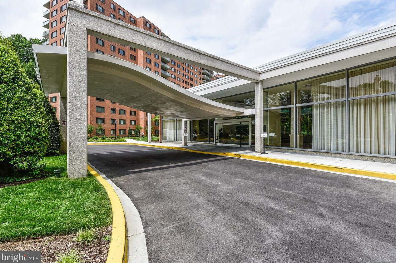 4201 Cathedral Ave, Washington DC  20016-4901 exterior