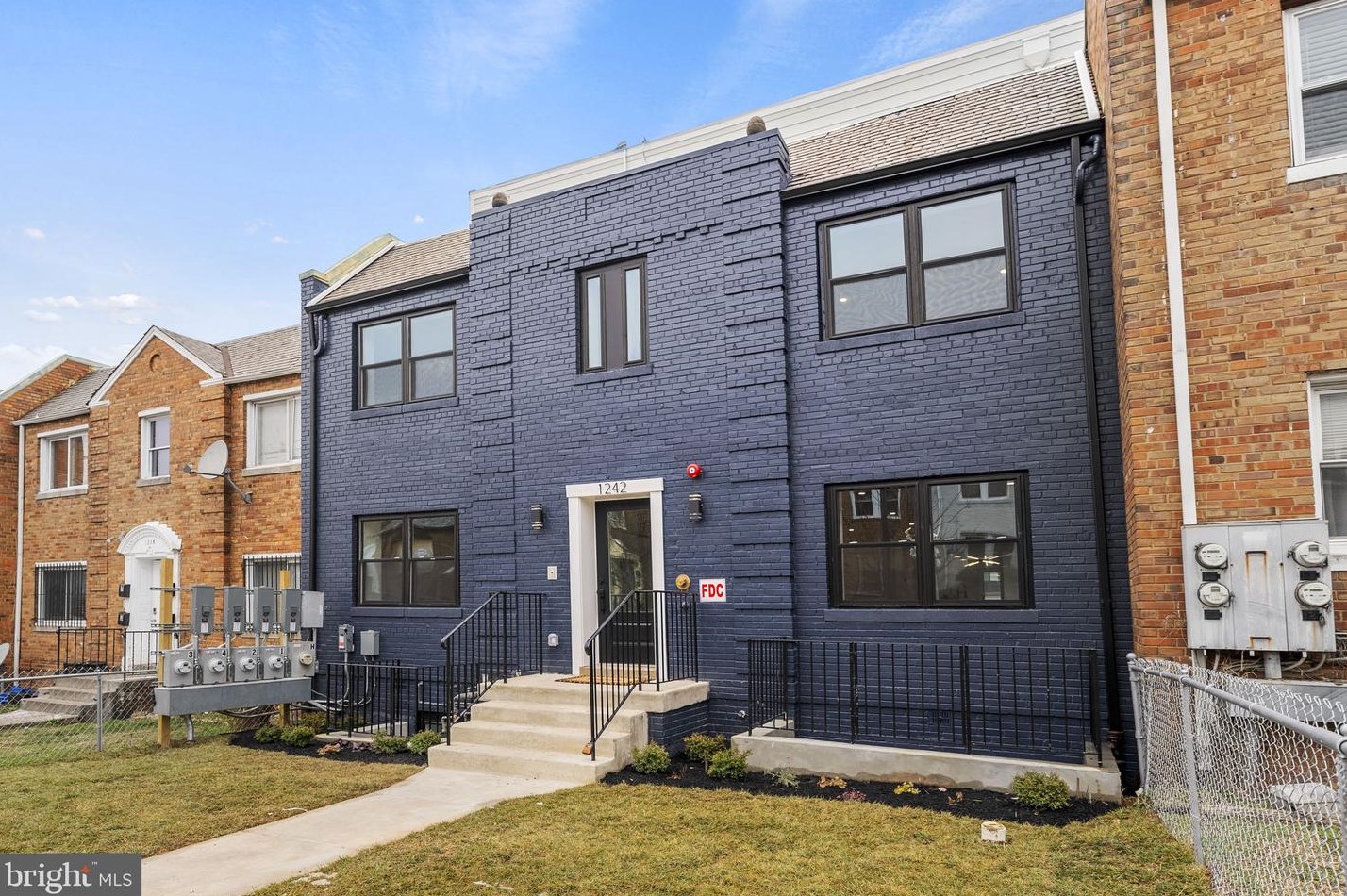 1242 Meigs Pl, Washington, DC 20002-2422
