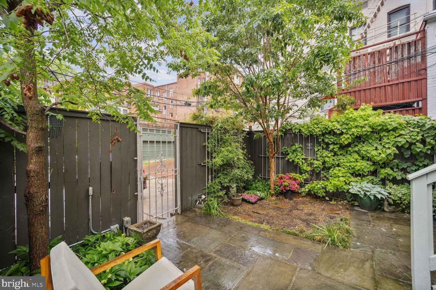 1849 Mintwood Pl, Washington DC 20009-1984 exterior