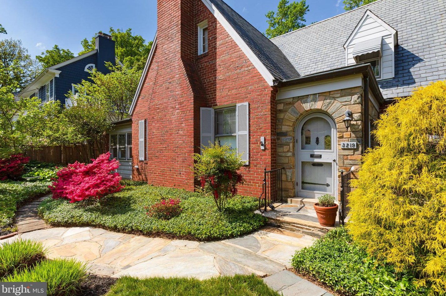 3219 Oliver St, Washington, DC 20015-1656