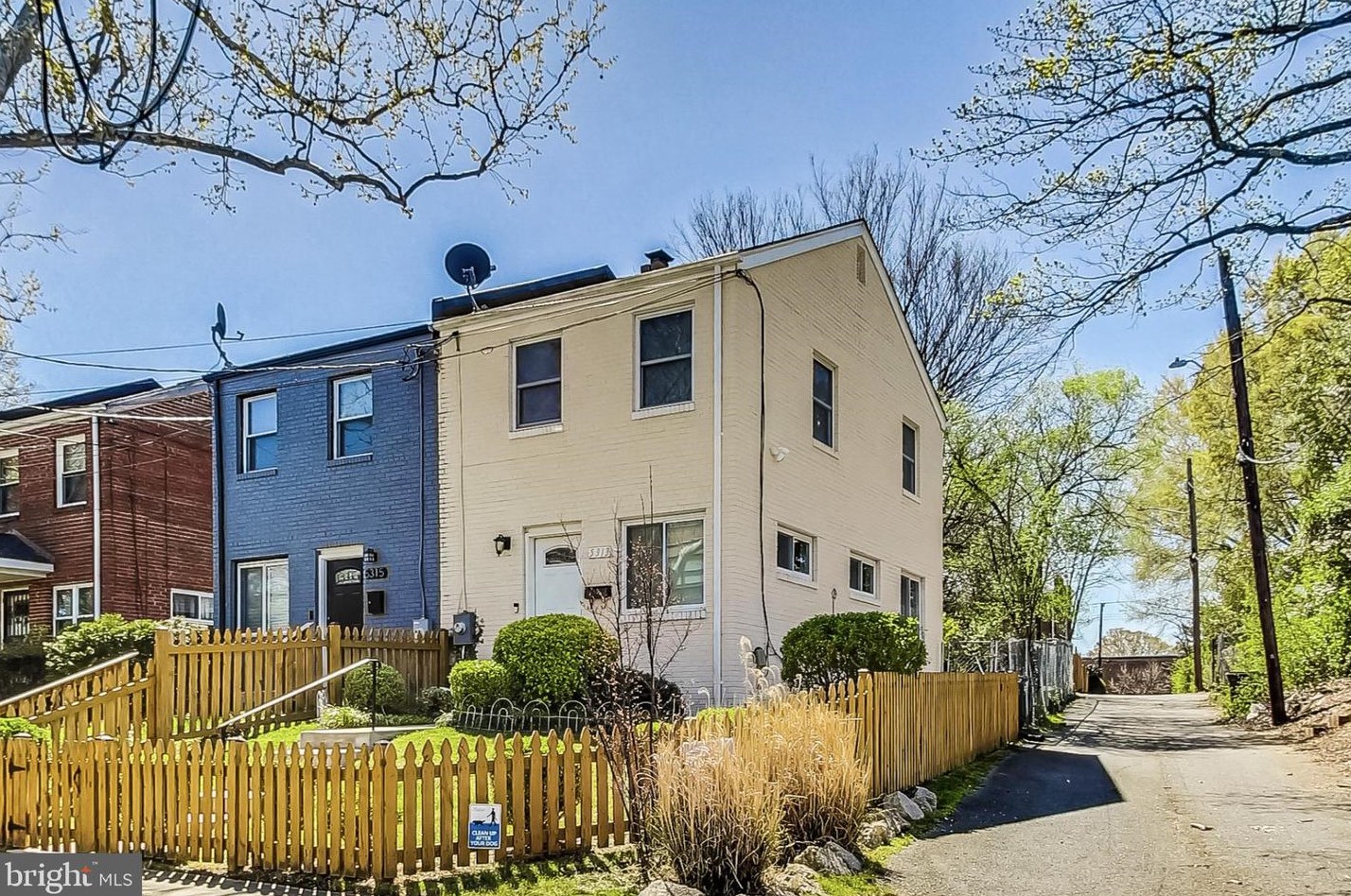 5313 Blaine St, Washington, DC 20019-6662