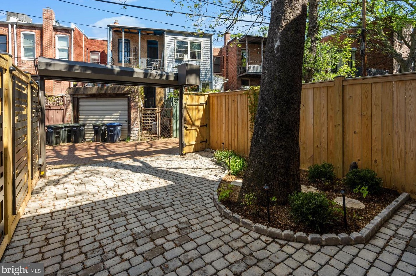 318 Carolina Ave, Washington DC 20003-2004 exterior