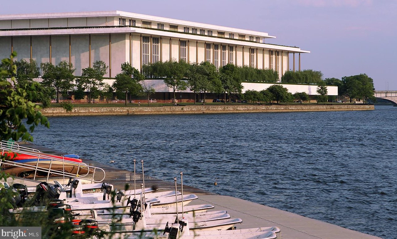 955 26th St, Washington DC  20037-2009 exterior