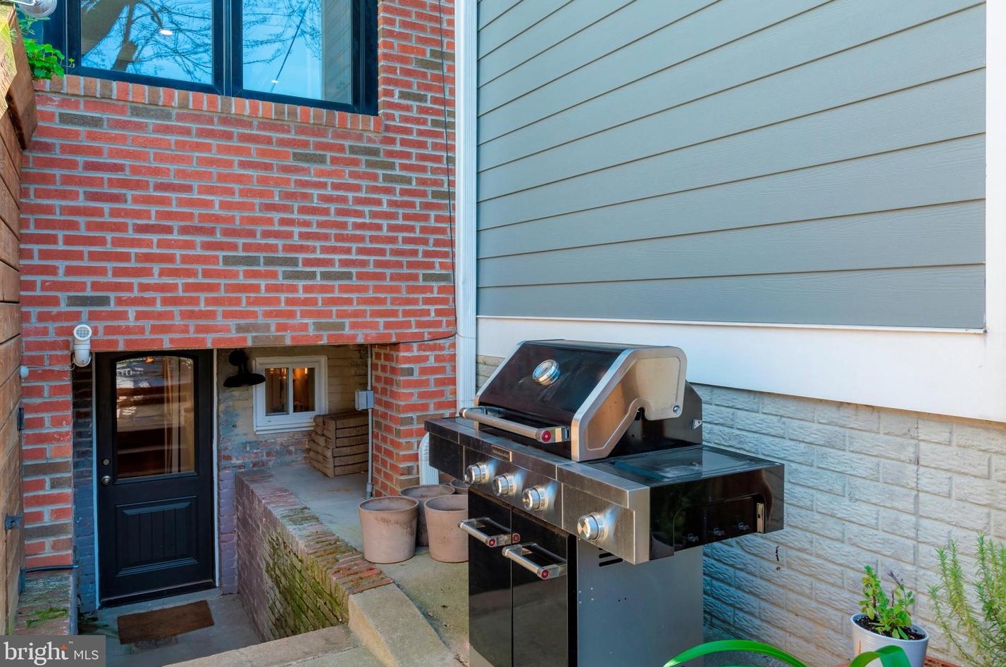 1413 Capitol St, Washington DC 20003-1571 exterior