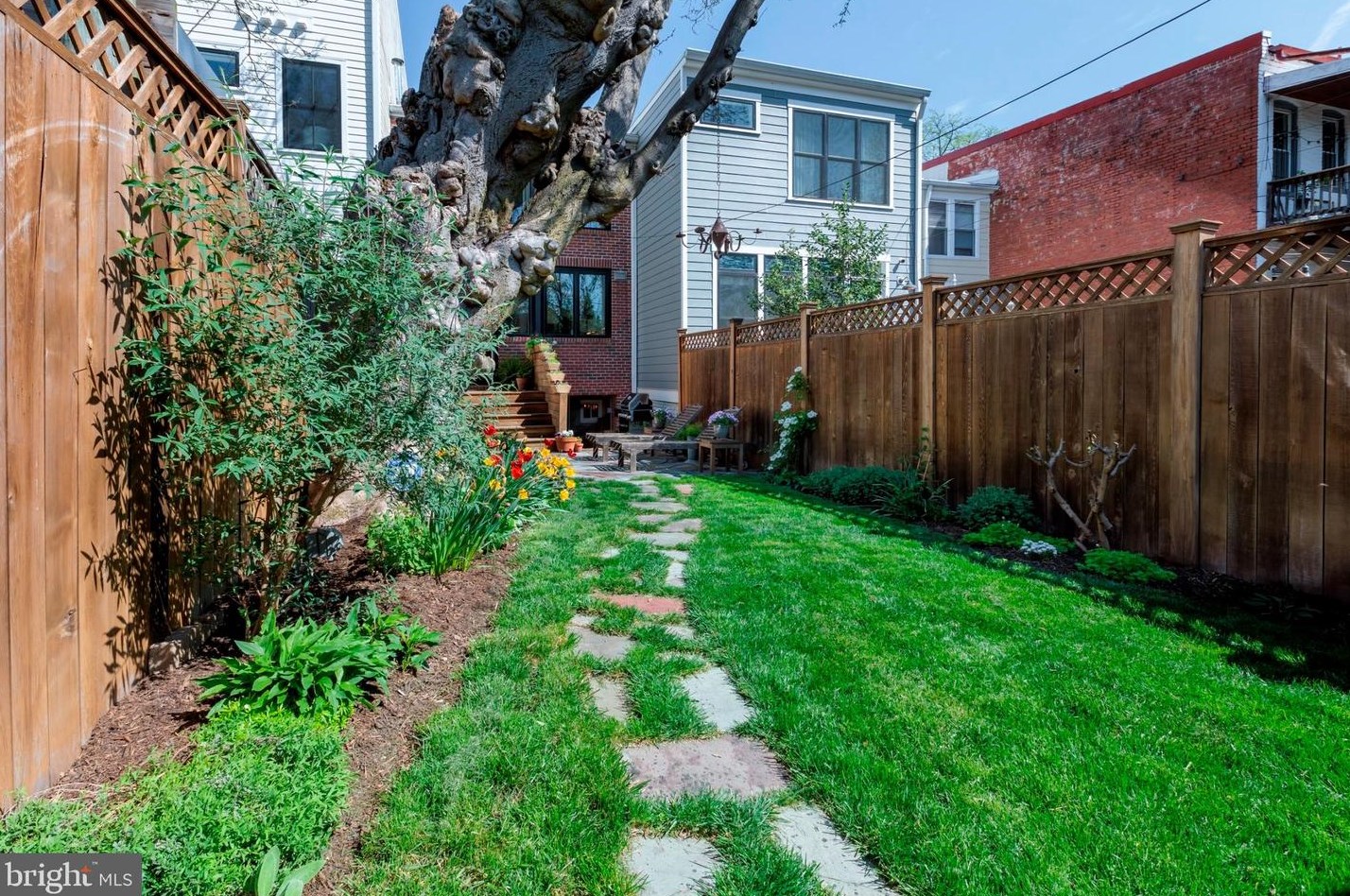 1413 Capitol St, Washington DC 20003-1571 exterior