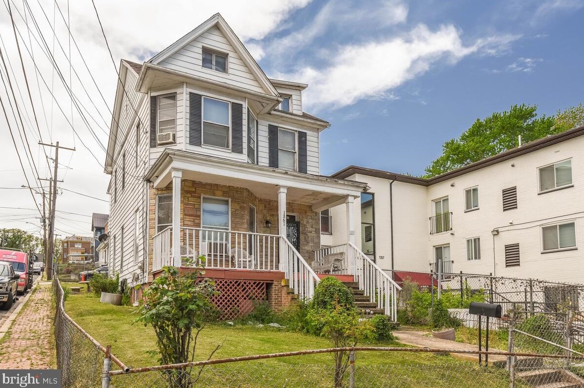 1361 Valley Pl, Washington, DC 20020-5758