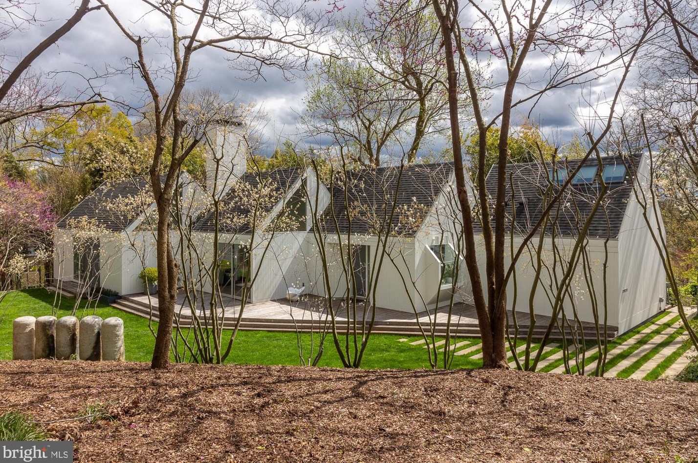 2927 University Ter, Washington, DC 20016-3460