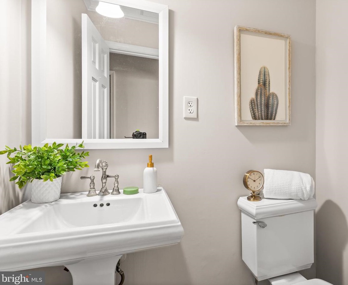 1855 Calvert St, Washington DC 20009-1966 exterior