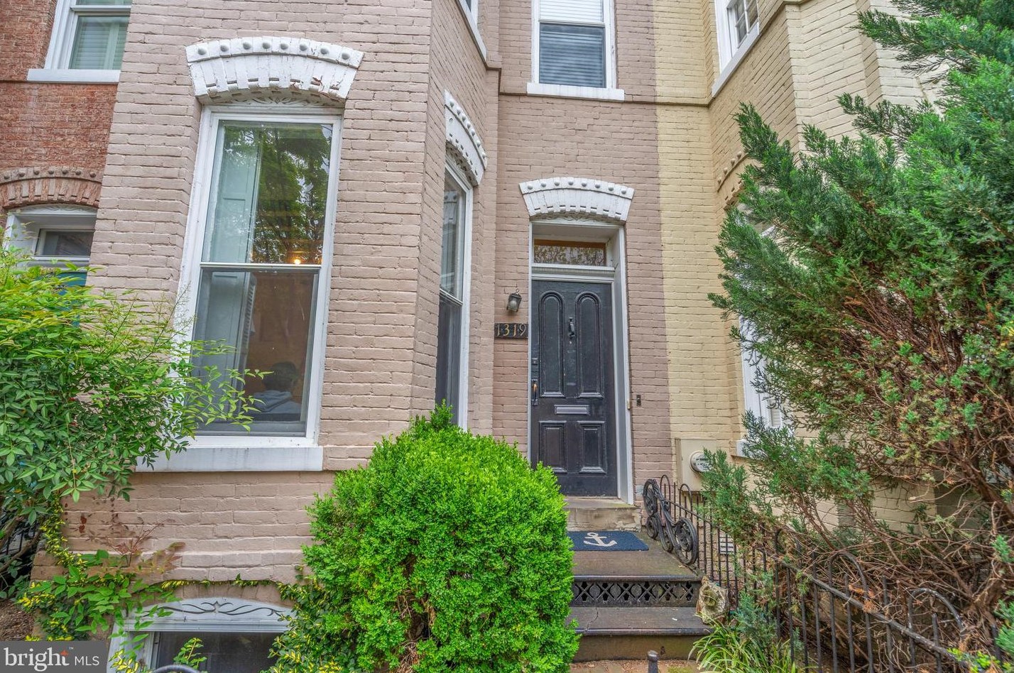 1319 35th St, Washington, DC 20007-2821