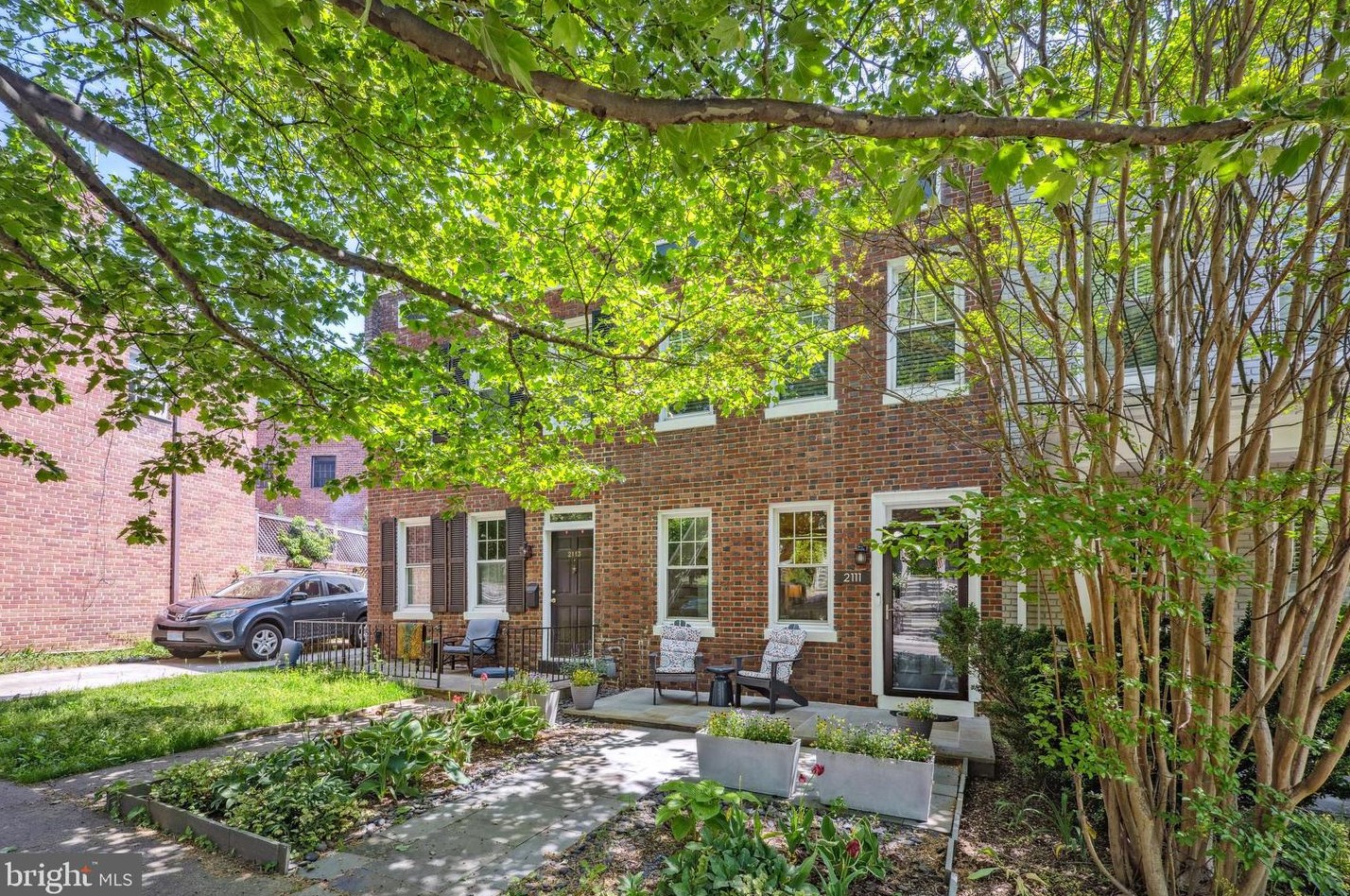 2111 37th St, Washington DC  20007-2249 exterior