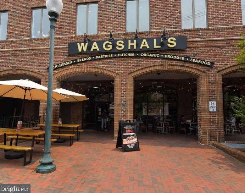 3237 Sutton Pl, Washington DC  20016-7523 exterior